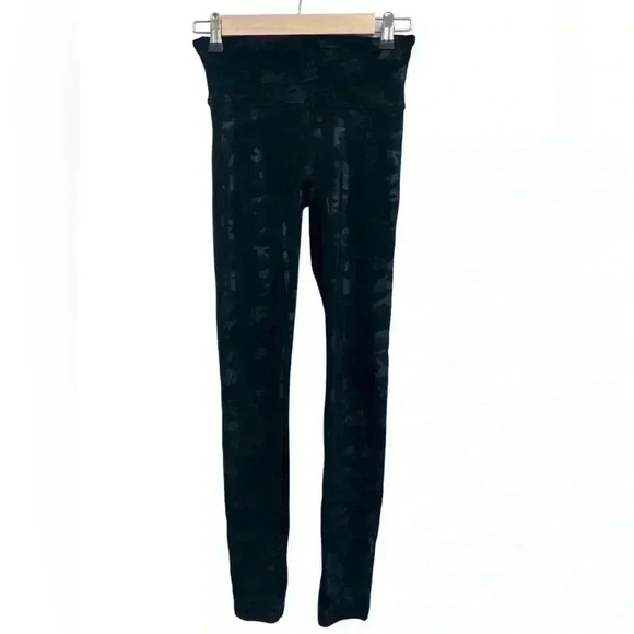 Spanx Faux Leather Camo Leggings Black Mid-rise size Small - Picture 3 of 10